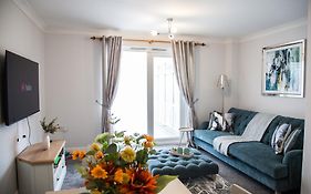 Stylish Quaint Home Hosted By Esongrace Stays In Stoke-On-Trent - Perfect For Families - Contractors - Holiday Makers - Emergency Housing - Professionals